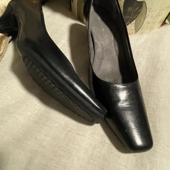 AEROSOLES BLACK HEELS SZ 10 - Picture 2 of 8